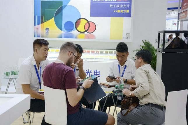 國外客戶了解納宏光電的濾光片產品