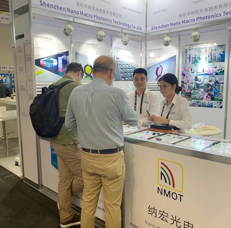 納宏光電正在介紹濾光片產品